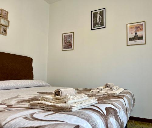 a bedroom with a bed with towels on it at Residenza Alba (intero alloggio) in Caiolo