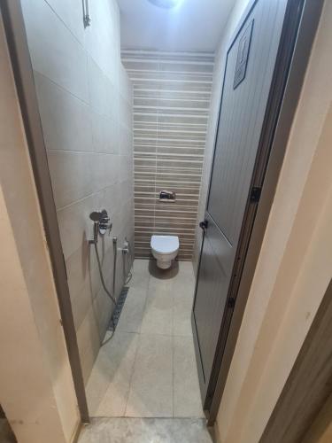 ein kleines Bad mit einem WC und einer ebenerdigen Dusche in der Unterkunft studio mami in Tacape