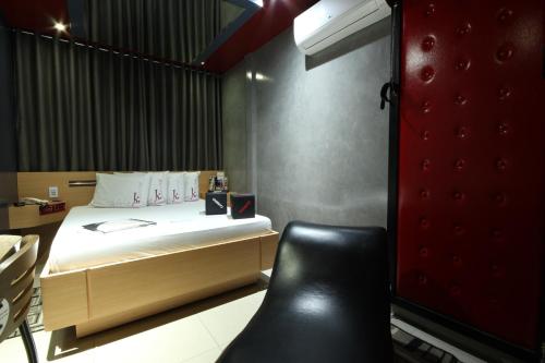 Ένα ή περισσότερα κρεβάτια σε δωμάτιο στο Hotel Karinho 2