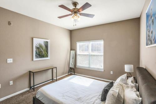 a bedroom with a bed and a ceiling fan at Charming 1BD in Trendy West End Neighborhood in Dallas