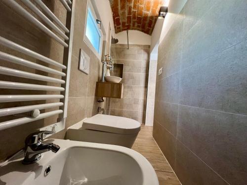 a small bathroom with a toilet and a sink at AIR σϝ HOME Aραɾƚɱҽɳƚ in Novi Ligure