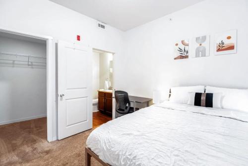 Habitación blanca con cama blanca y escritorio. en 3Bdrm Apartment 2 Blocks Away from UNC with Gym, en Greeley