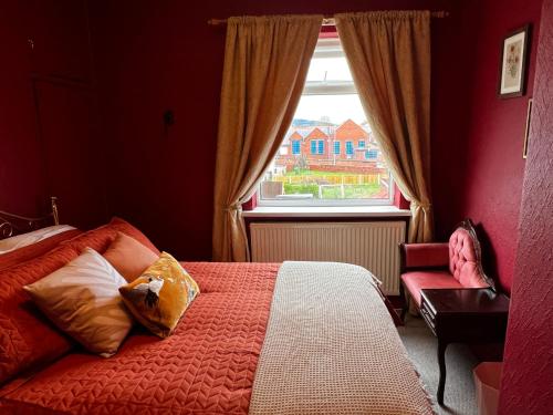 Katil atau katil-katil dalam bilik di Robin’s Hollow: 2BD Home Near Wrexham AFC