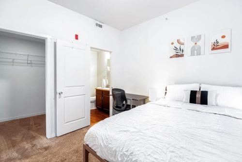 een witte slaapkamer met een bed en een bureau bij Fully Furnished 2Bdrm Apt Near UNC in Greeley