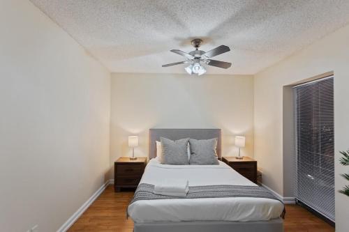 een slaapkamer met een bed en een plafondventilator bij Affordable Memphis Apartment Near Top Restaurants in Memphis
