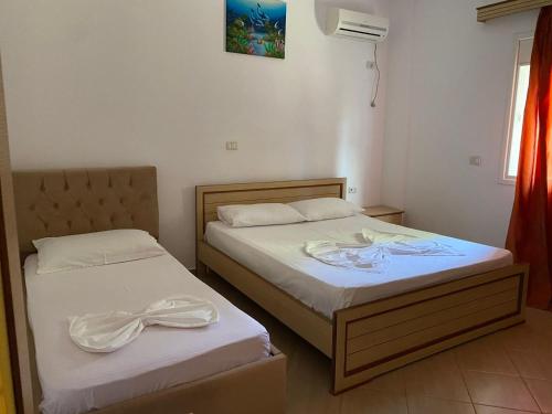 2 Betten nebeneinander in einem Zimmer in der Unterkunft Apartment Santino 6 in Ksamil