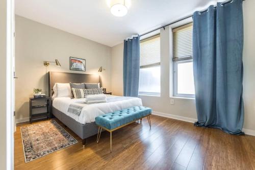 Postel nebo postele na pokoji v ubytování Sleek Apt in Historic DT Macon