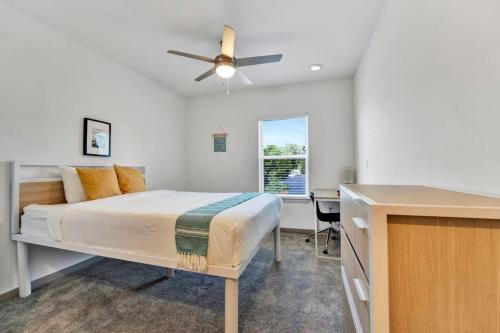 ein Schlafzimmer mit einem Bett und einem Schreibtisch. in der Unterkunft Dockside living in Clemson 2 bedroom Unique Amenities in Clemson