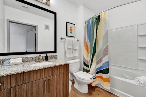 La salle de bains est pourvue de toilettes, d'un lavabo et d'une douche. dans l'établissement Dockside living in Clemson 2 bedroom Unique Amenities, à Clemson