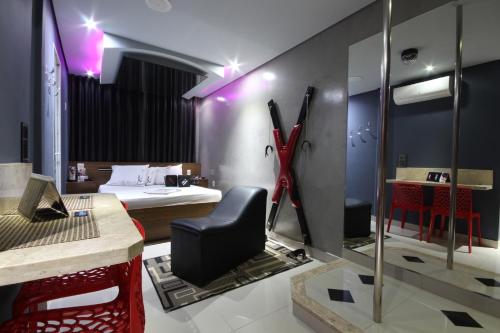 a room with a bedroom with a bed and skis on the wall at Motel Karinho 3 in Santo André