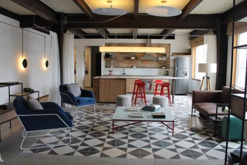 a living room with chairs and a table and a kitchen at Amazing Vintage Apartment in Centro Internacional RColon 601 in Bogotá
