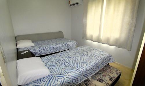 Habitación pequeña con 2 camas individuales y ventana en 1006 - Apartamento com vista para o mar, en Bombinhas
