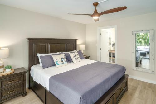 a bedroom with a bed and a ceiling fan at B-204 Haleakala Shores in Wailea