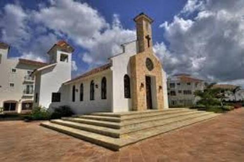 duży biały kościół ze schodami przed nim w obiekcie Beach/ Pool Apartment Cadaques Bayahibe w mieście La Romana