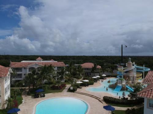 widok z powietrza na basen w ośrodku w obiekcie Beach/ Pool Apartment Cadaques Bayahibe w mieście La Romana