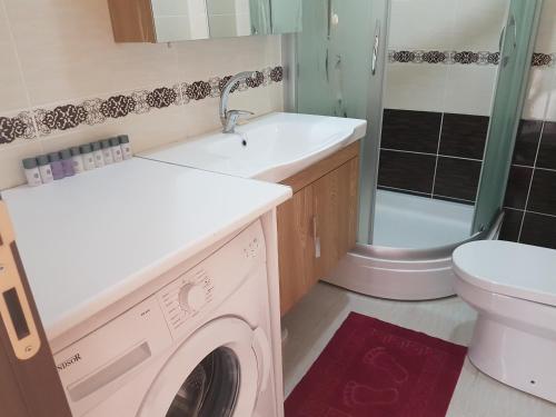 łazienka z umywalką i pralką w obiekcie Metropol suite w Stambule