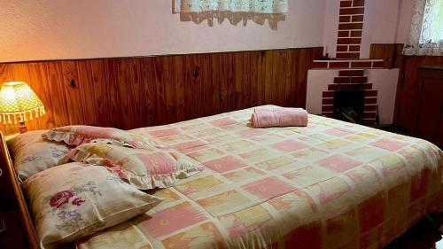 um quarto com uma cama com um candeeiro e uma cama sidx sidx em Pousada Céu Aberto - Visconde de Mauá - Maringá MG em Itatiaia