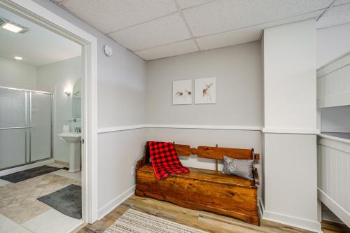 baño con banco de madera en una habitación en Sky Valley Retreat with Fire Pit and Mountain Views! en Dillard