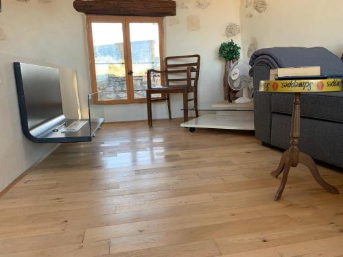 Il comprend un salon doté de parquet et d'une télévision. dans l'établissement Le Passadou, à Peyriac-de-Mer