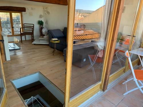 Elle offre une vue sur un salon doté d'une porte coulissante en verre. dans l'établissement Le Passadou, à Peyriac-de-Mer