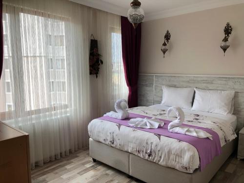 sypialnia z łóżkiem z łabędzami w obiekcie Metropol suite w Stambule