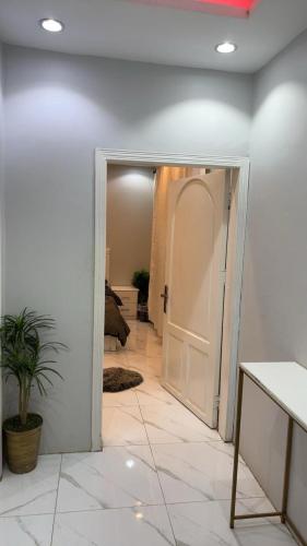 un corridoio con porta che conduce a un soggiorno di شاليه النجمه الذهبيه a Al Harazat