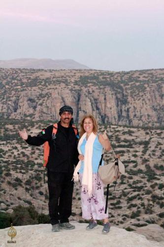 un hombre y una mujer de pie en la cima de una montaña en family home Lodge en Dana