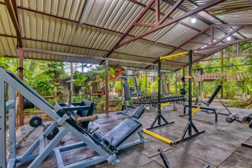 un gimnasio con un montón de cintas de correr y máquinas en Atlantida Lodge Cahuita, en Cahuita