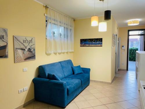 un divano blu in soggiorno di SUITE GARDEN-MARINA SVEVA a Marina di Montenero