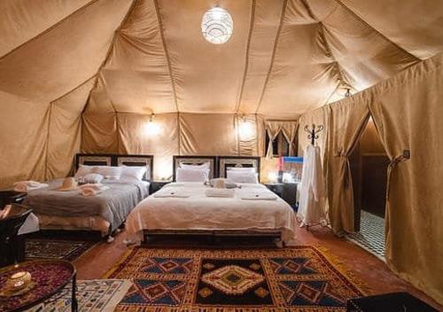 Postel nebo postele na pokoji v ubytování Amazing Desert Luxury Camp