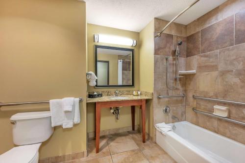 ein Badezimmer mit einer Badewanne, einem WC und einem Waschbecken in der Unterkunft Best Western Plus Grand Island Inn and Suites in Grand Island