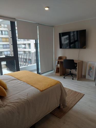 1 dormitorio con 1 cama y TV de pantalla plana en Hermoso departamento nuevo en el corazón de Independencia, en Santiago