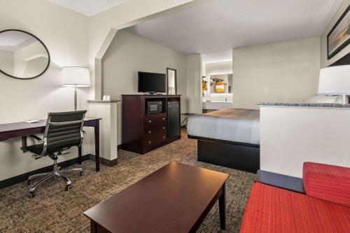 Η κουζίνα ή μικρή κουζίνα στο Quality Inn & Suites Dublin