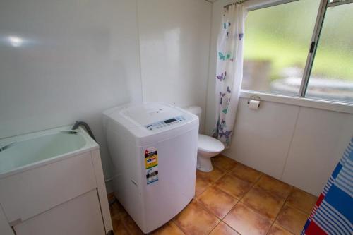 A bathroom at The Shack - Quaint, pet-friendly cottage in 1770