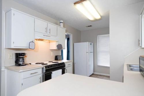 Η κουζίνα ή μικρή κουζίνα στο The Parkside Townhome Updated, Smoking Allowed