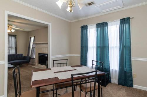 Un comedor con mesa y sillas en The Parkside Townhome Updated, Smoking Allowed, en Columbus