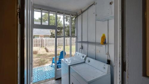 Ванная комната в Humbly Happy on Hope Isle-Island Feel-Large Yard-Private