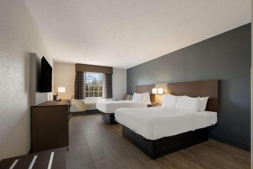 Cette chambre comprend 2 lits et une fenêtre. dans l'établissement Quality Inn University Area, à Farmville