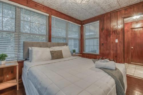 ein Schlafzimmer mit einem großen Bett und einigen Fenstern in der Unterkunft Jupe There it is - Pool in San Antonio