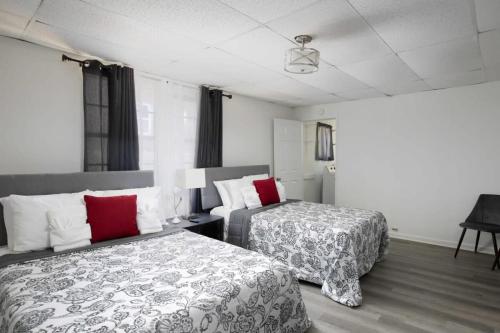 - une chambre d'hôtel avec 2 lits dans l'établissement Walking distance to Legion Field - Little Blue in Birmingham, à Birmingham