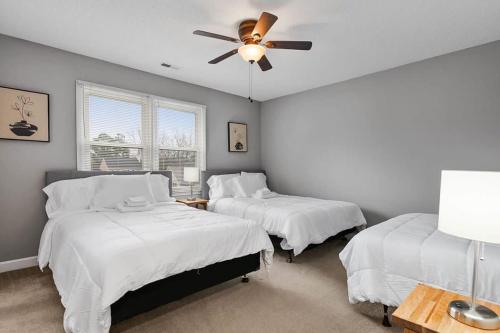 1 dormitorio con 2 camas y ventilador de techo en Relaxing Raleigh Retreat, en Raleigh