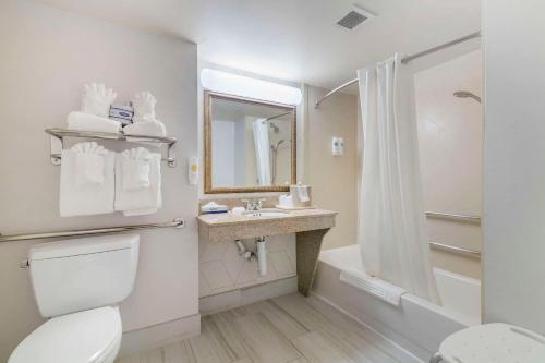 W łazience znajduje się toaleta, umywalka i prysznic. w obiekcie Comfort Inn & Suites w mieście Lake George