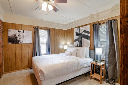1 dormitorio con cama blanca y ventilador de techo en Wonderstruck on Wendover- 20 Mins to Downtown en Mobile