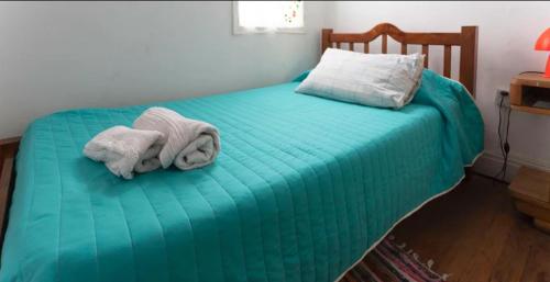 Una habitación con una cama con toallas. en 2 habitaciones y sala Histórico Edificio Pleno Centro en Mendoza