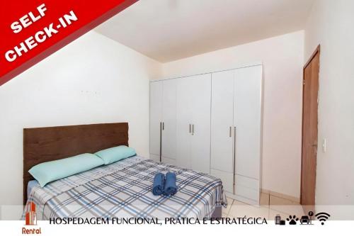 1 dormitorio con 1 cama y armarios blancos en Rental Palhoça- Acomodações Residenciais, en Palhoça