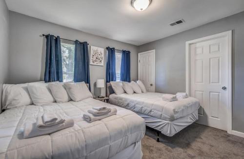 ein Wohnzimmer mit 2 Betten und einem Sofa in der Unterkunft 15 Mins to Downtown & Zoo Hawkins Mill Hideaway in Memphis