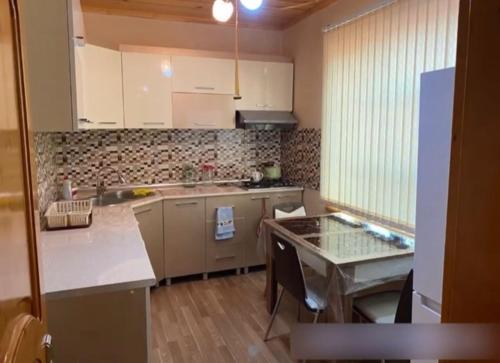 una cocina con encimera y mesa. en Astara və Lənkəran da günlük kirayə evlər və villalar en Azerbaydzhanskaya Astara