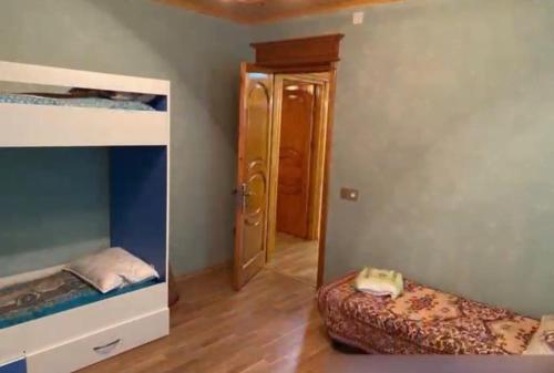 una piccola camera con letto a castello e porta di Astara və Lənkəran da günlük kirayə evlər və villalar a Astara