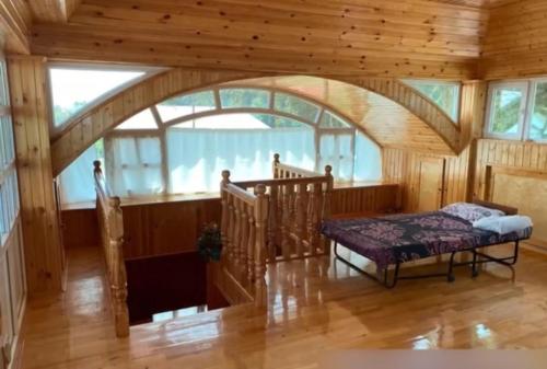 1 dormitorio con cama y techo de madera en Astara və Lənkəran da günlük kirayə evlər və villalar en Azerbaydzhanskaya Astara