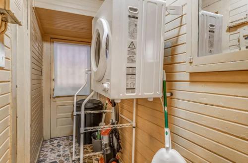 Ένα μπάνιο στο Near Shopping & Dining- Magic in Midtown- 2 Units